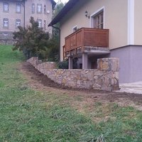 rote Natursteinmauer