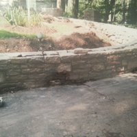 Natursteinmauer im Aufbau