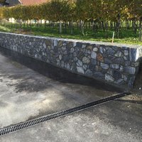 graue Natursteinmauer