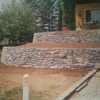 Natursteinmauer im Aufbau