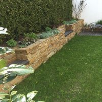 braune Natursteinmauer im Garten